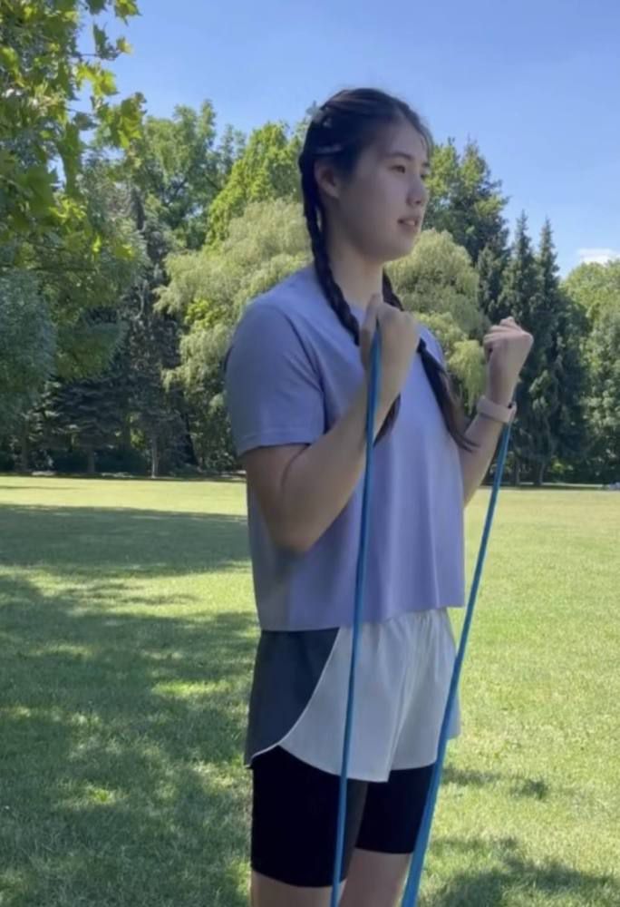 除了对白以外，片中叙事结构与形式元素，亦呈现好莱坞与非好莱坞的对比。